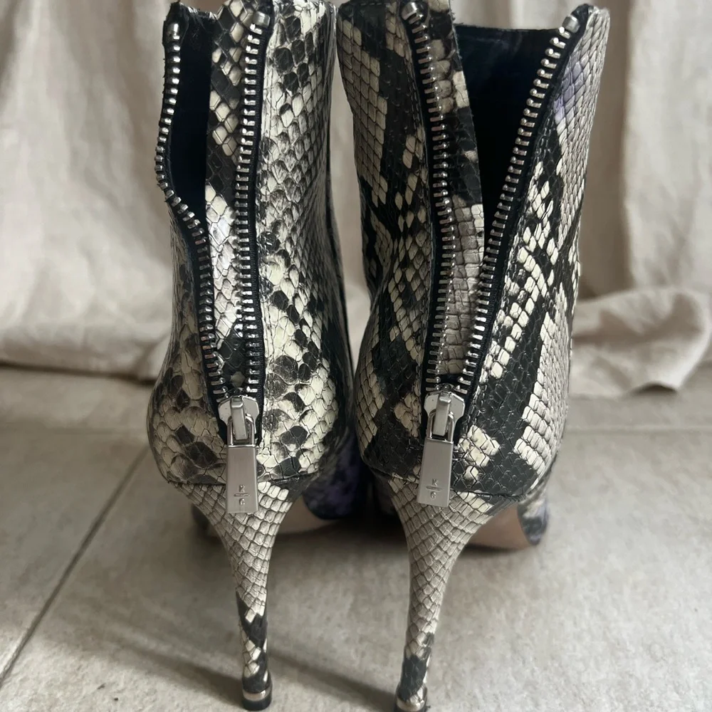 Kenneth Cole Riley 85 Simple Boot. - Picture 4 of 8